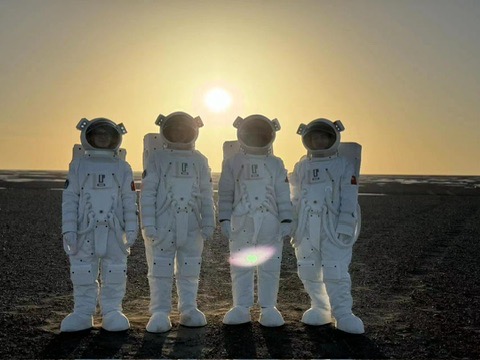 Junior Edison i Dunhuang-ørkenen